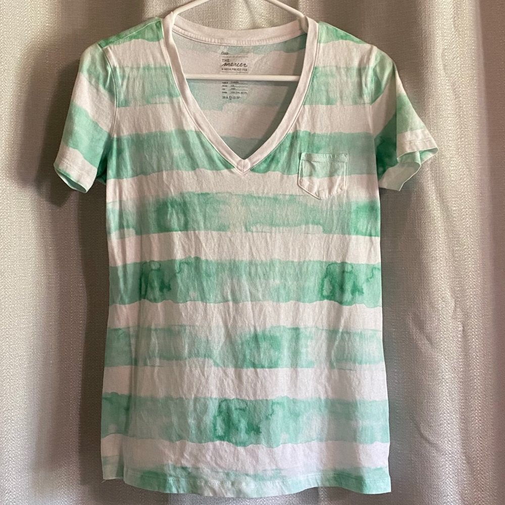 EUC Small GAP VNeck Pocket Tee